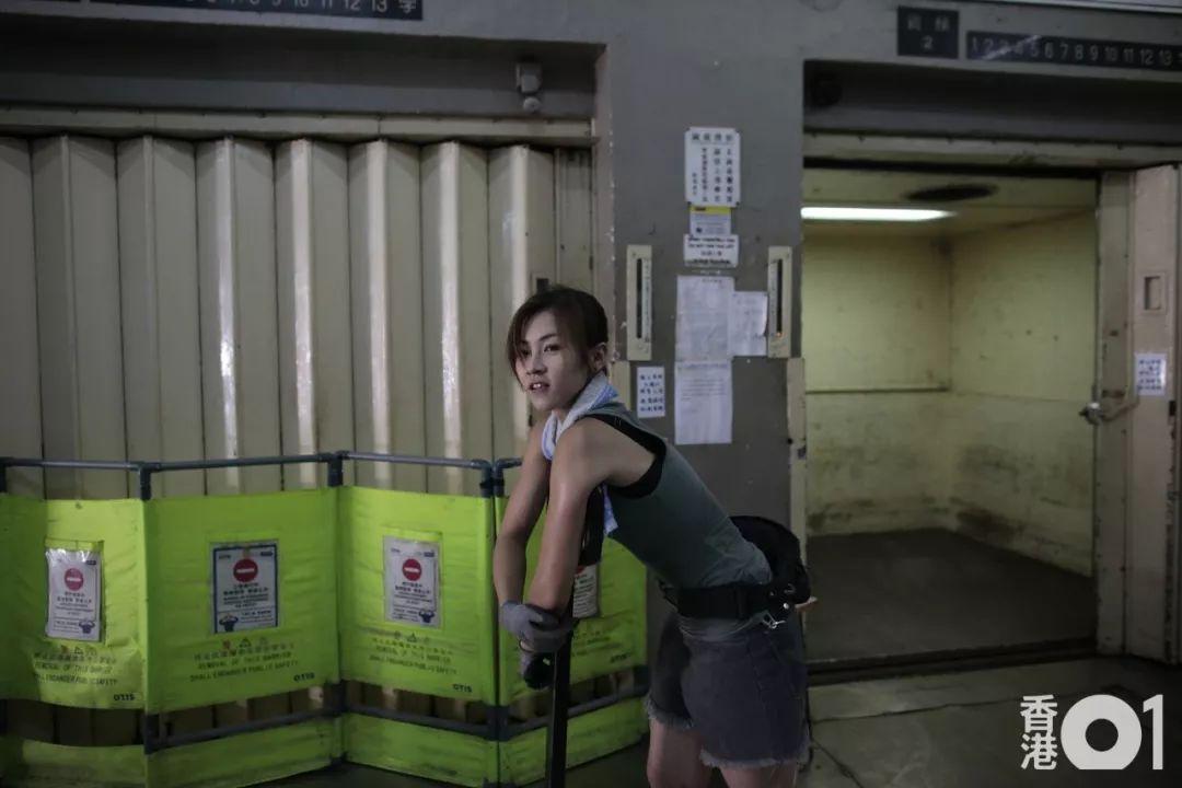 30岁香港最美女搬运工火了不爱撒娇的女人也可以这么美