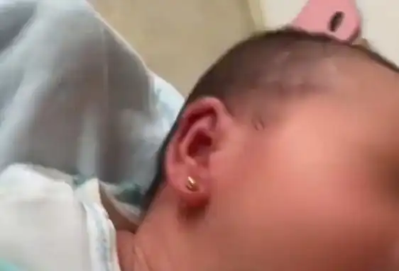 妈妈徒手给月子里宝宝打耳洞，宝宝全程不哭不闹，为啥宝宝这么淡定？这种做法有哪些风险？