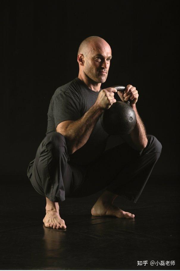 挤压式高脚杯深蹲(prying goblet squat)