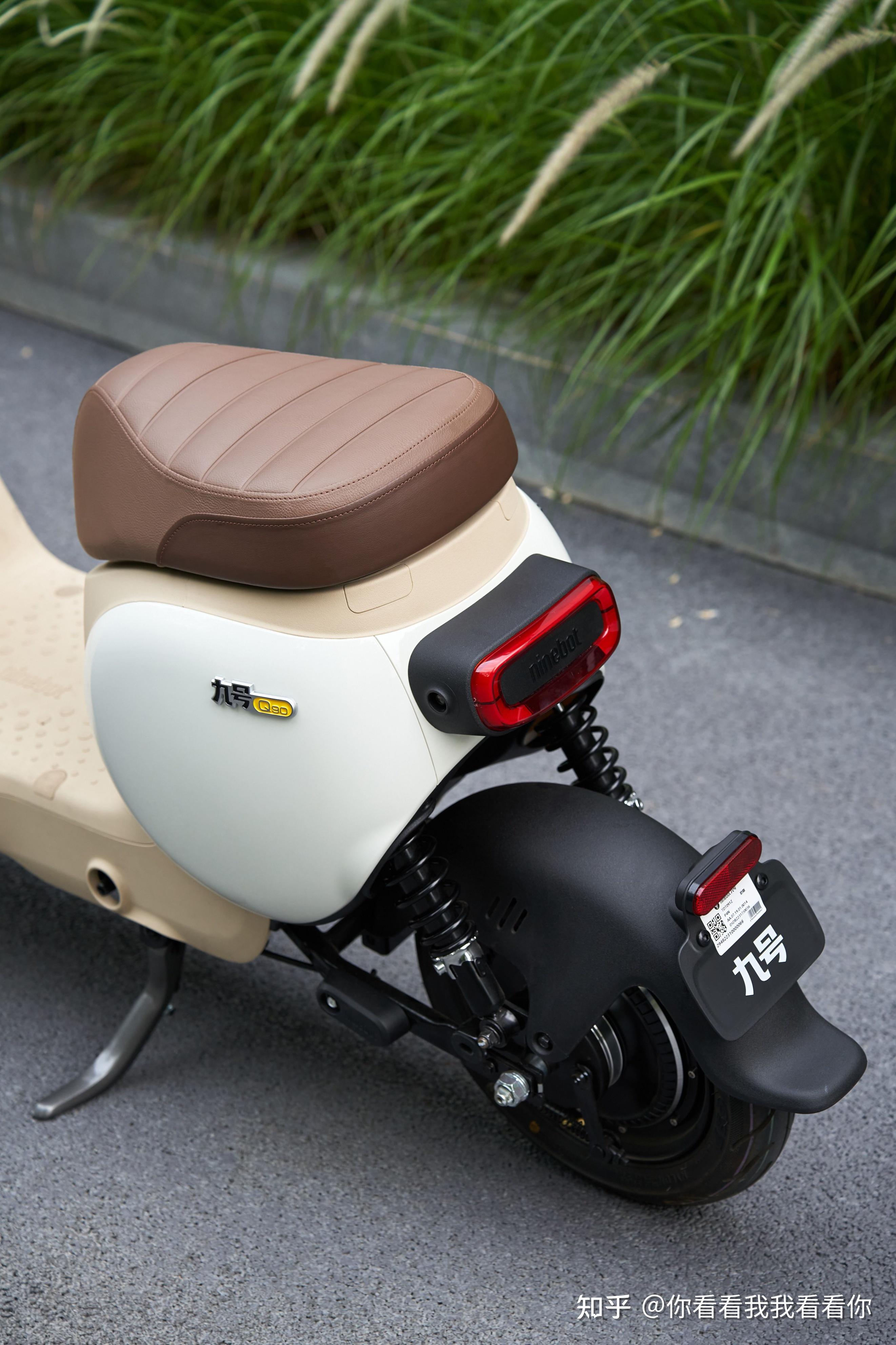 而九号电动小q整个车身相当小巧,座高720mm,轴距1110mm,坐垫高度方便