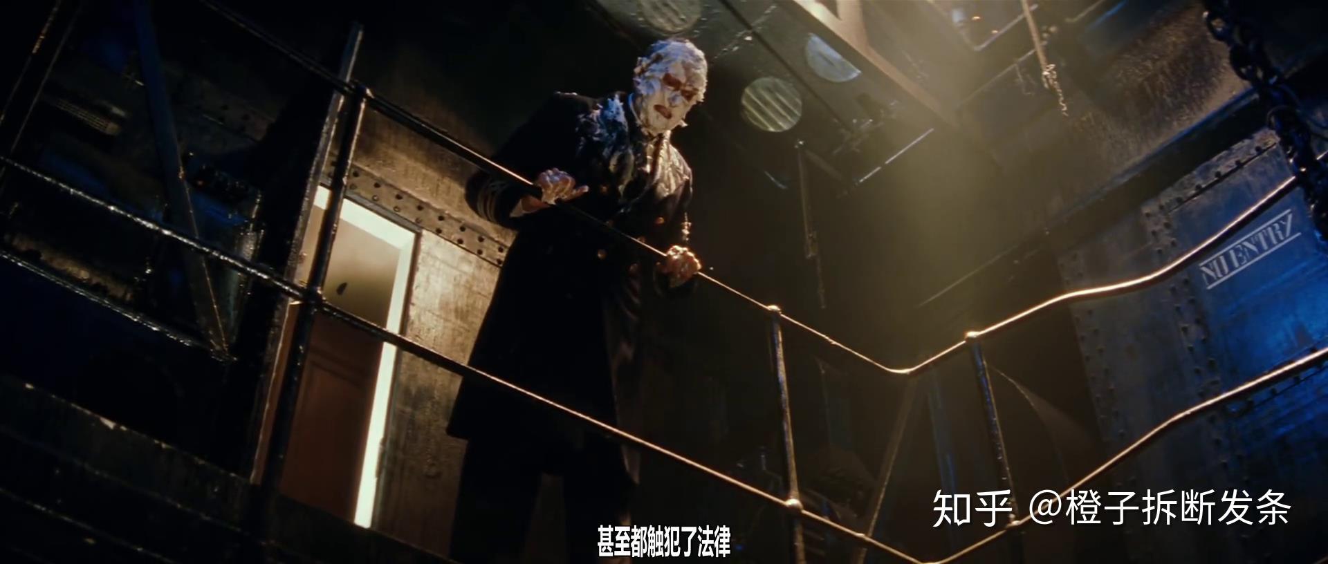 与其说是受到了其黑人养父的影响,不妨说是1900对于自己出身和身份的