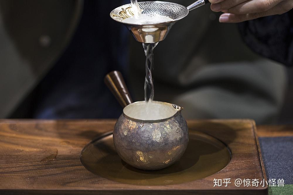 银壶煮水之能起到良好的杀菌抗菌作用,这是由游离在水中的银离子所