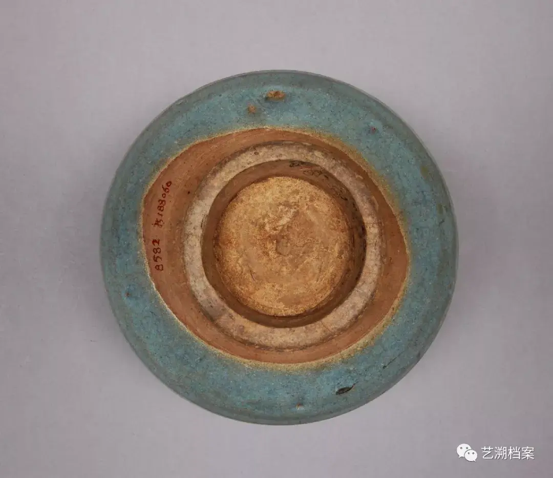 釉色温润,釉面有开片.里,外壁分饰几处不规则的淡紫红色斑块.