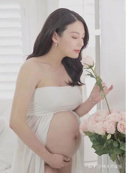 张雨绮和前夫袁巴元于2016年9月办了结婚典礼,随后张雨绮就怀孕了,在