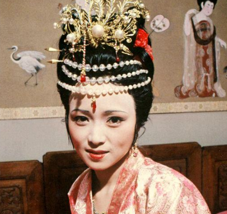 贾蓉的续弦胡氏为什么看到贾珍来吃饭就回避了