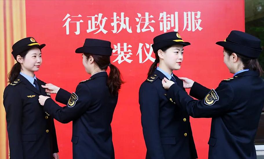 公务员集体亮相新制服6部门集体换装一年四季不重样