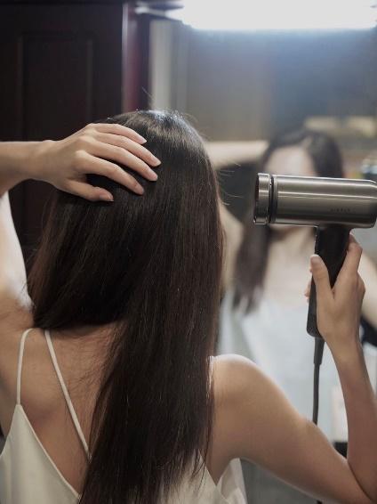 这台吹风机里面的成分我做过功课,真的对改善发质有效,着让我很有动力