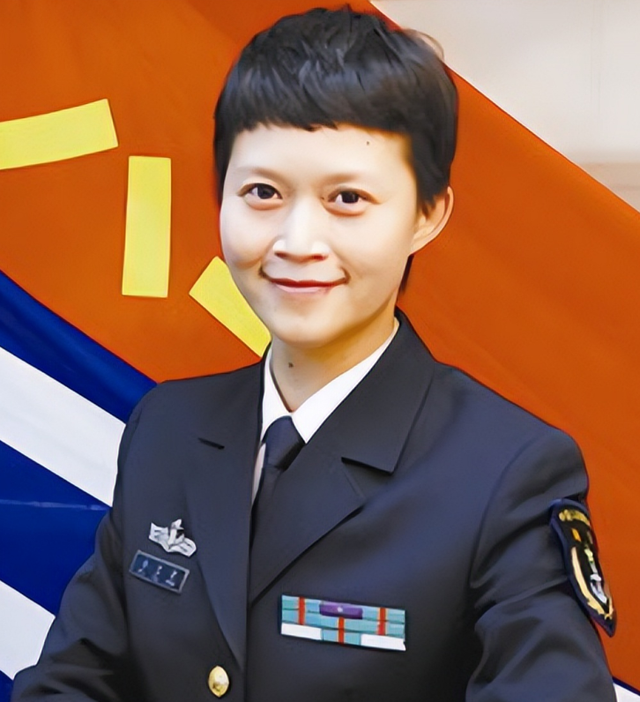 韦慧晓升任中国首位女舰长,教育履历不一般 