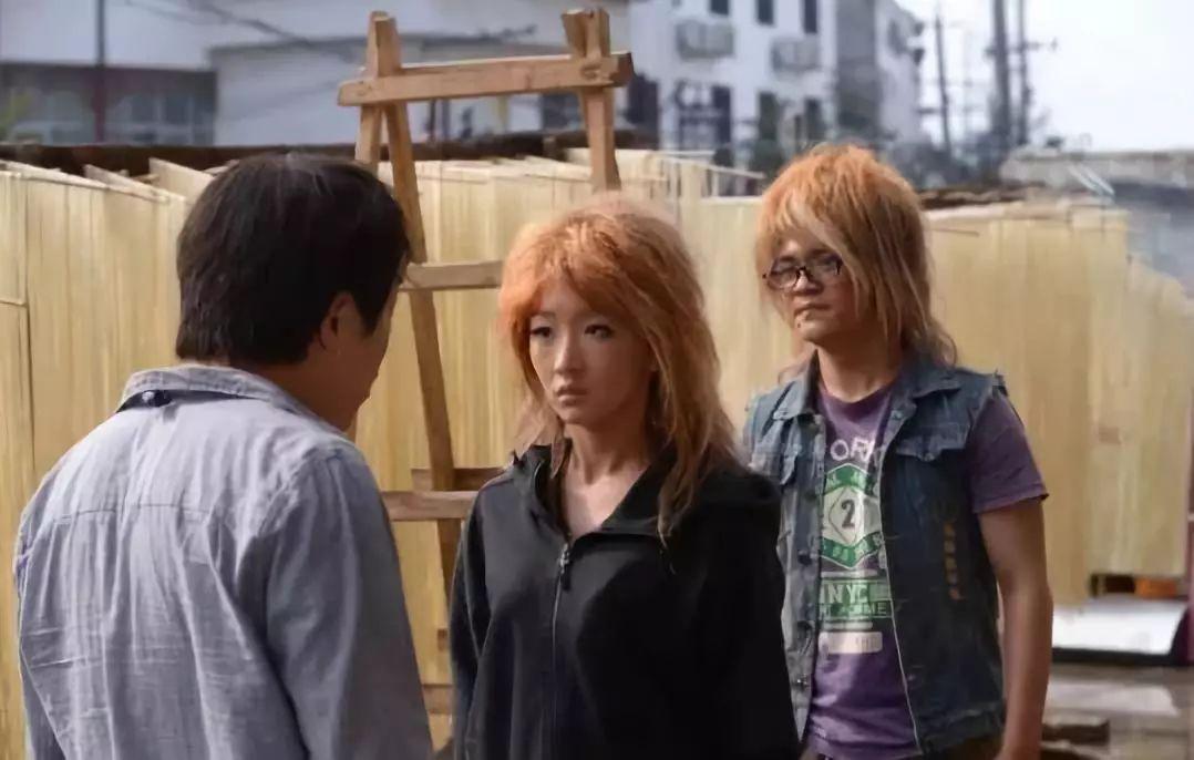 放在二十年前,二十岁抽烟喝酒烫头,多半是别人眼中前途暗淡的街头混混