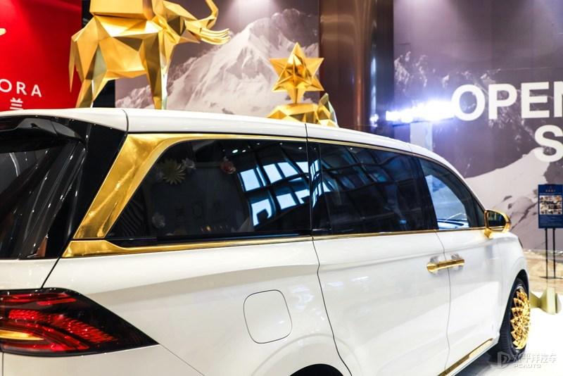 高端设计向上升级荣威imax8白金车亮相