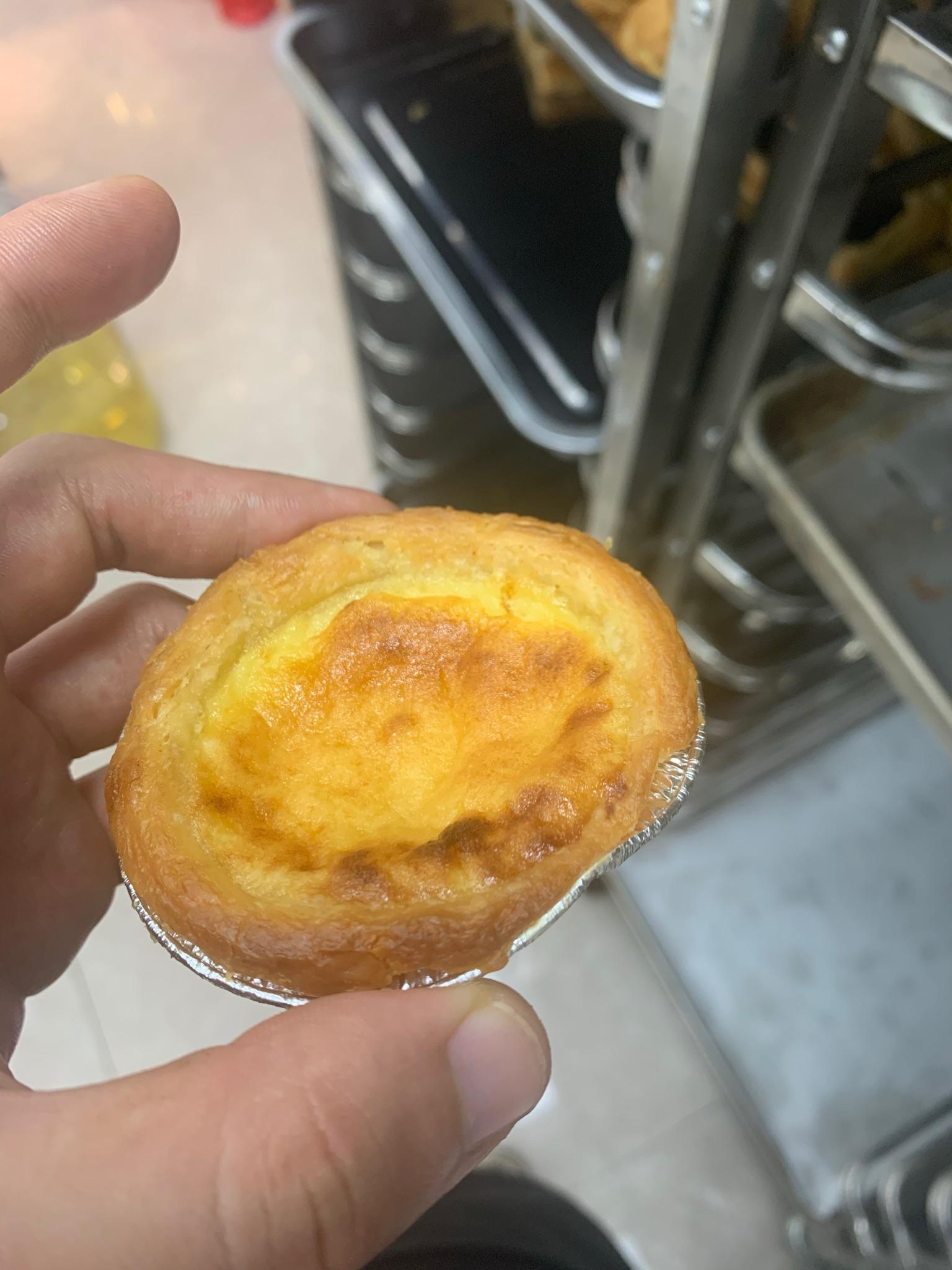 怎么烤蛋挞表面不粘 v2-a30ef68244411ccb44199eae2c80c75f_r.jpg