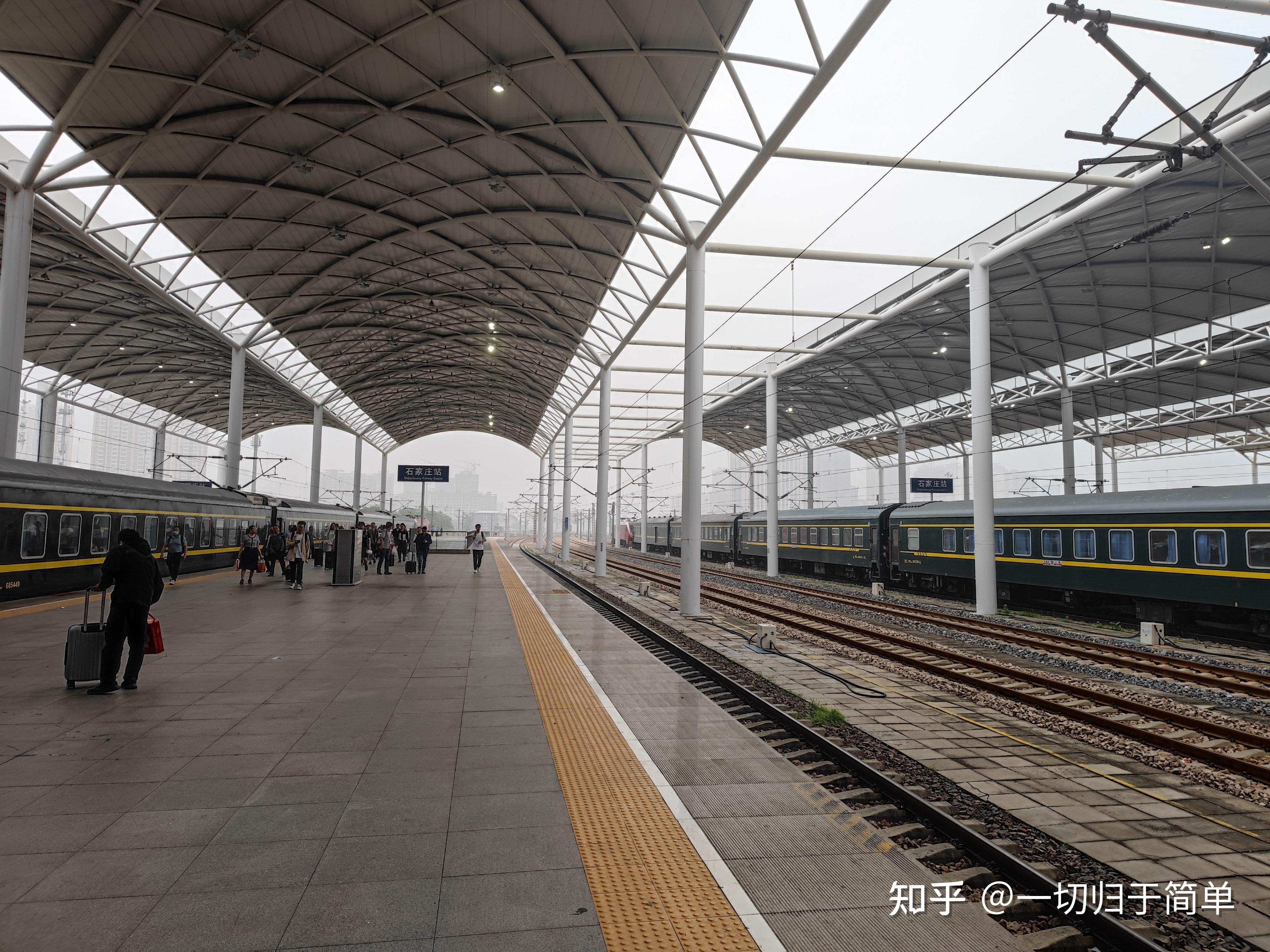 同台换乘,但由于3号线使用了6b编组,7号线使用了6a编组(站台预留8a)