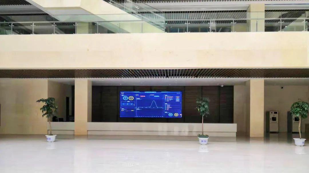 走进图书馆大厅,智慧墙展示屏将图书馆的读者和图书信息数据通过