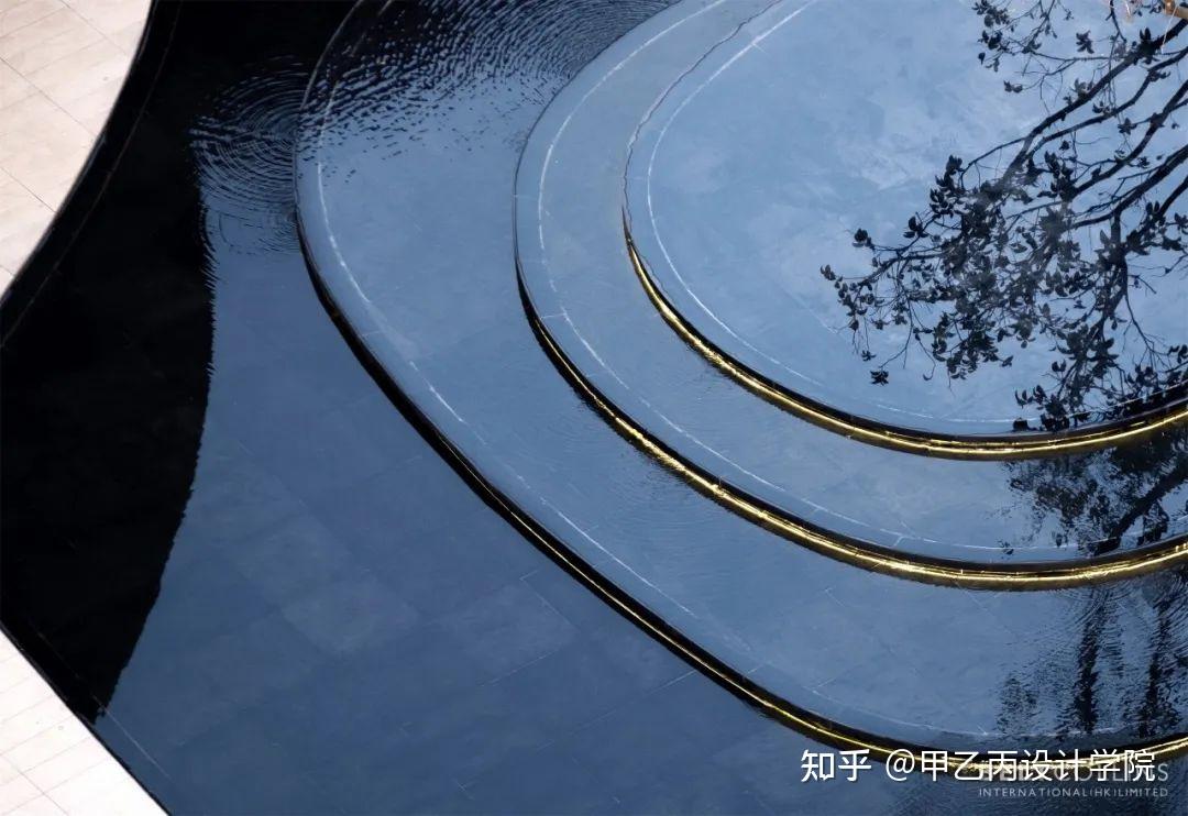 镜面水景倒影天地,在阶梯的起伏分隔下,空间产生多维度的视觉效果.