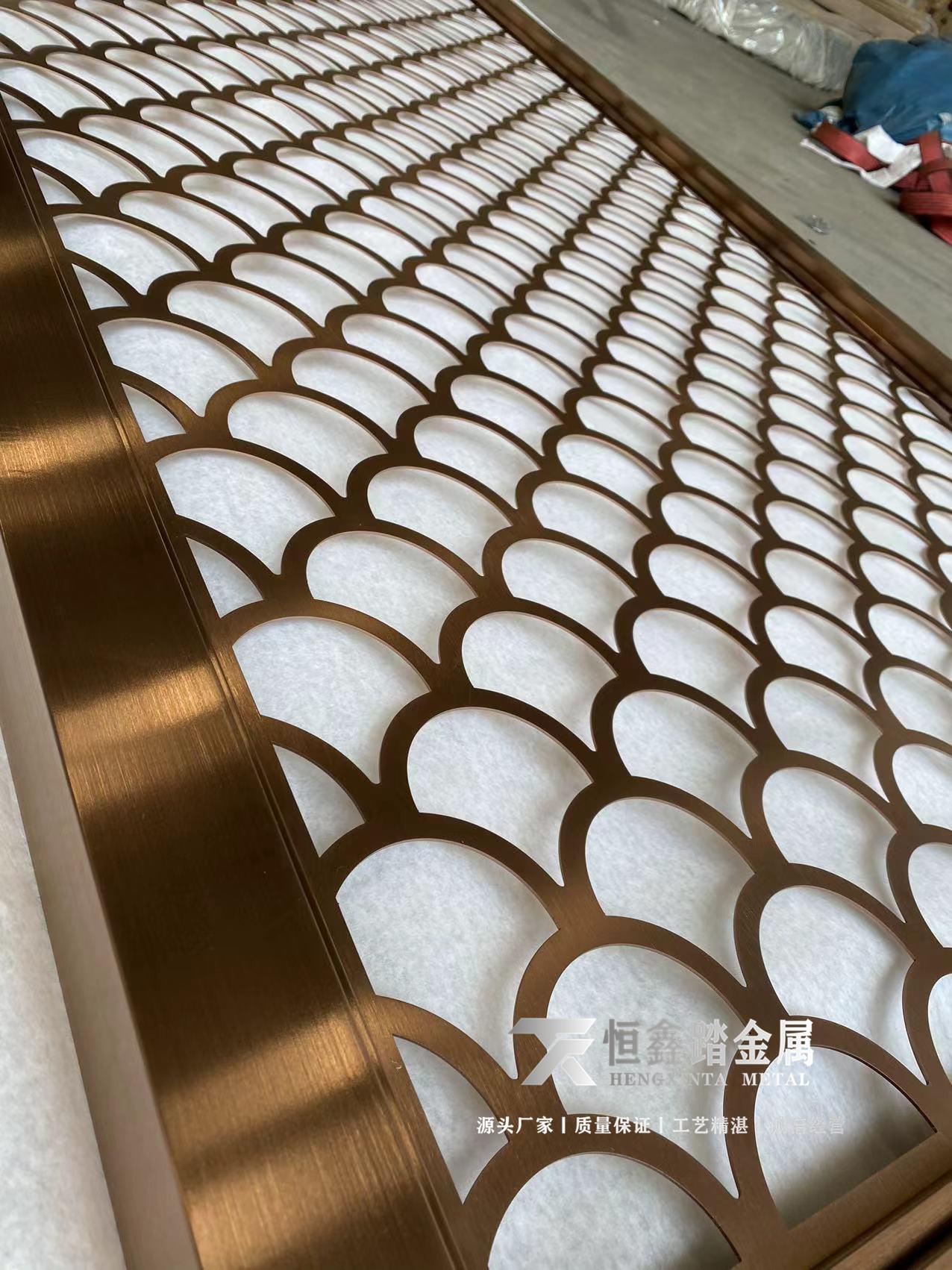 不锈钢鱼鳞屏风鱼鳞纹激光镂空隔断拉丝玫瑰金镂空鱼鳞花纹屏风