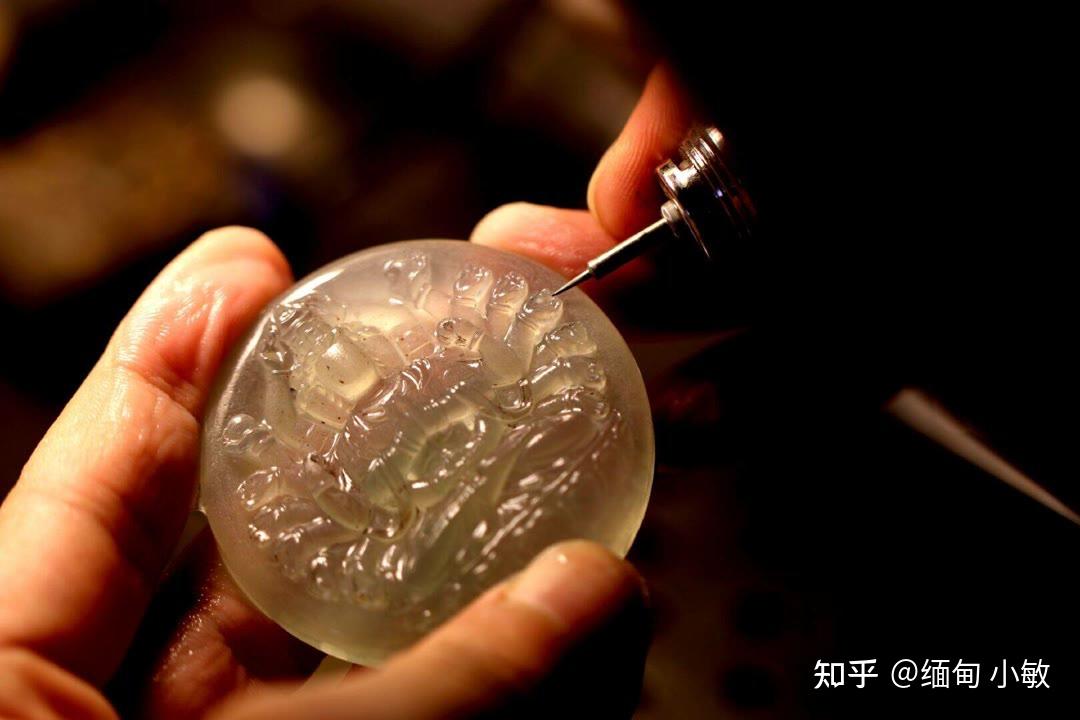 两块翡翠手镯芯雕刻千手观音的过程起货后让你感到惊讶