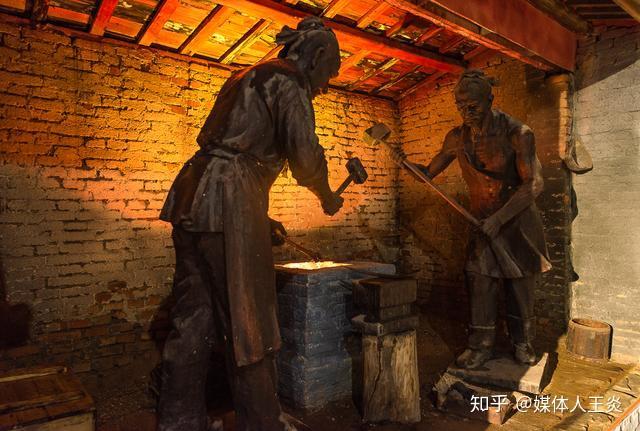 神秘幽深的金矿洞中,您可以看到金脉,金矿洞记录着虎山漫长的淘金历史