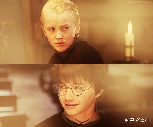 在《哈利波特与魔法石》中,马尔福约哈利和罗恩与奖品陈列室单独决斗.