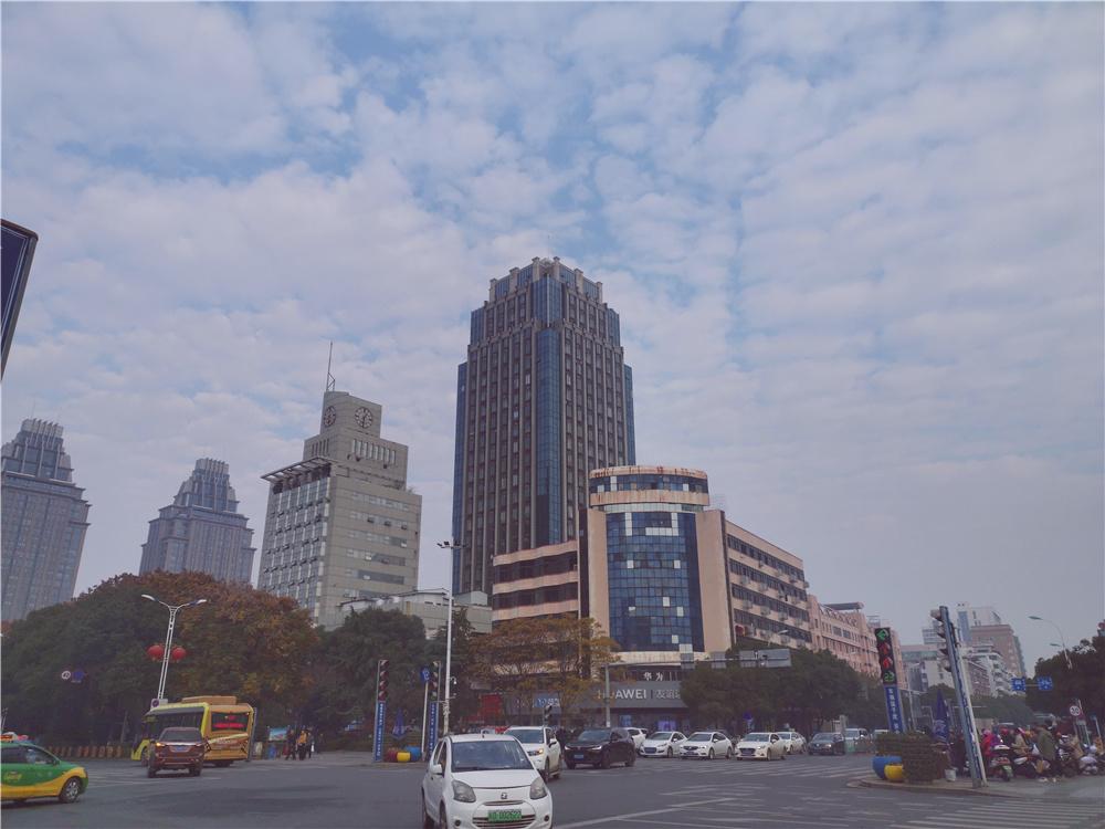 江西吉安壮观云彩成美景扮靓城区