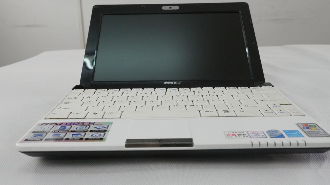 拍摄间里,柜子上,有这么一台神奇的电脑,微星u123.