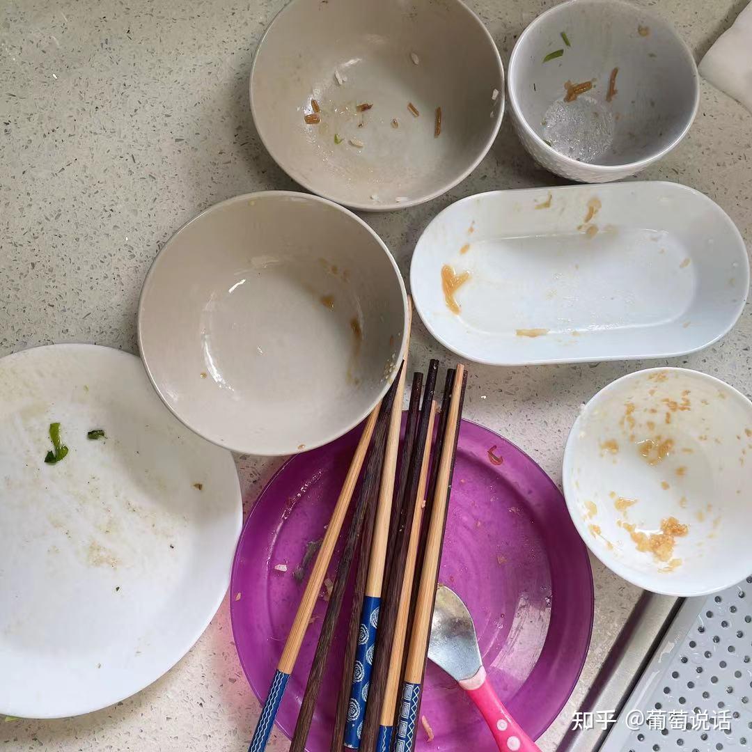 了,朋友后来发来了清洗碗筷的效果,上图就是吃完饭之后脏碗筷的样子