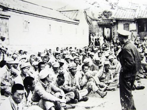 金门战役中解放军机枪手被俘当伙夫在海水中泡了三天后游回大陆