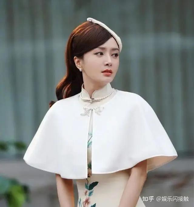 白月光秦岚穿旗袍充满古典美古典美的她婀娜曲线一览无遗