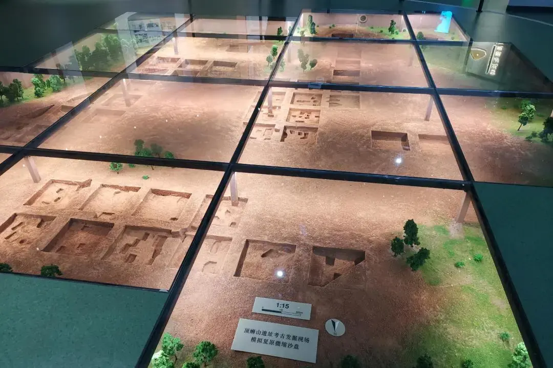 出土遗物,遗迹最丰富,最有代表性的新石器时代的贝丘遗址之一"1997