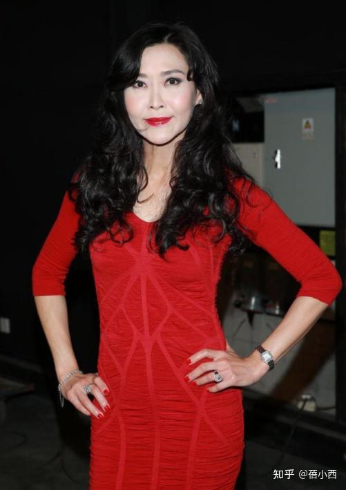 叶玉卿越老越惊艳一袭红色紧身裙配长卷发原装身材就是不一样