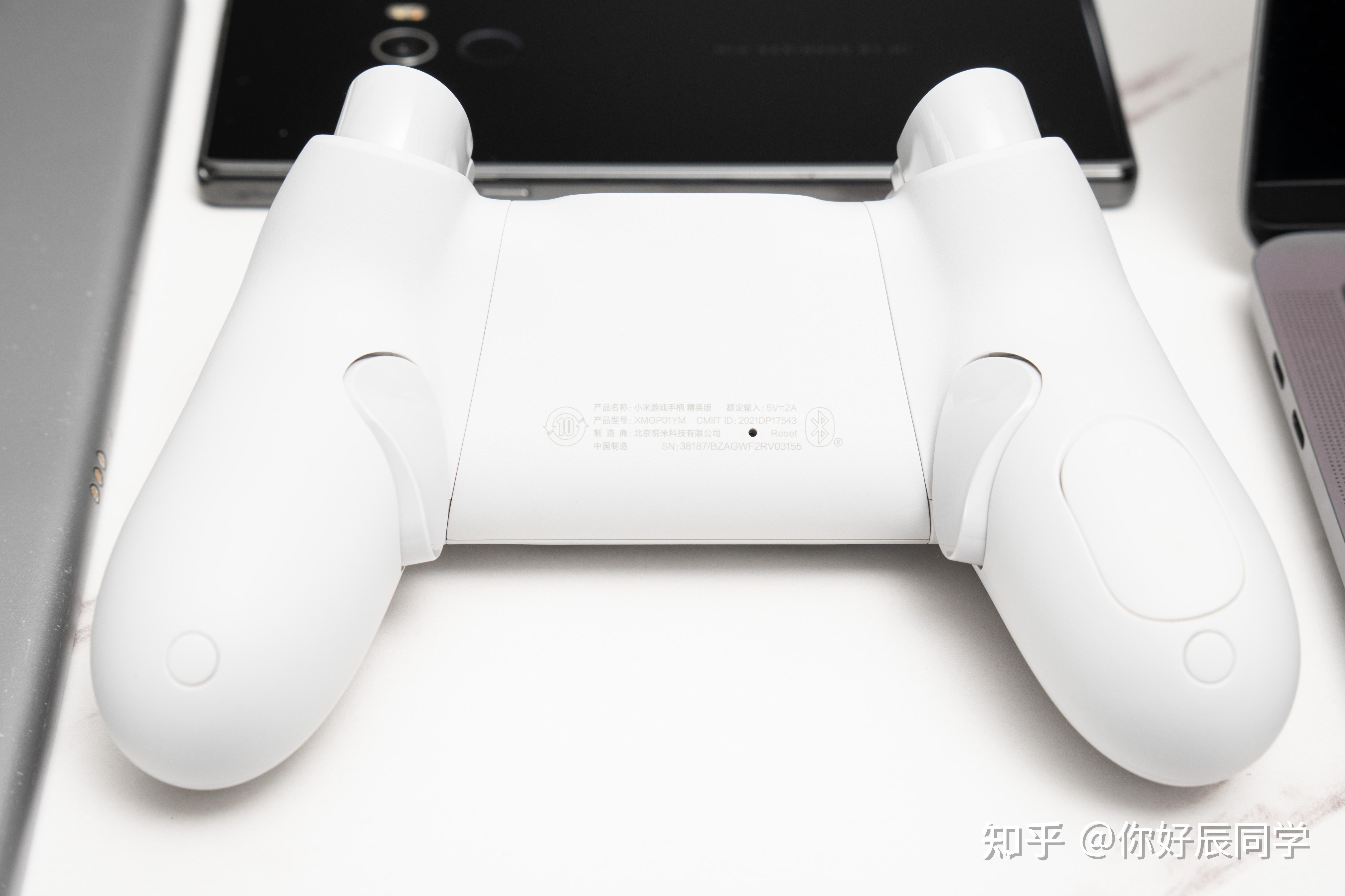 一台小米11u,这也是它比较特别之处,在手柄上直接设计了一个手机支架