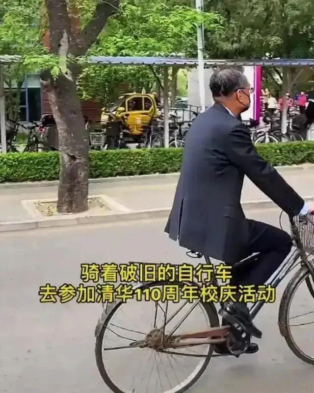 后来被证实,这个穿着西装,骑着自行车的人,正是钱颖一教授.