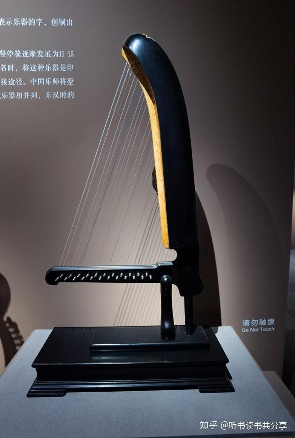 看刚开展的《天地同和——中国古代乐器展》,展厅里有箜篌,而且有5把