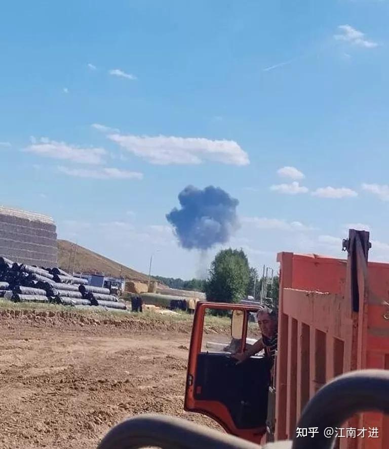 一架超级喷气式飞机在莫斯科附近坠毁