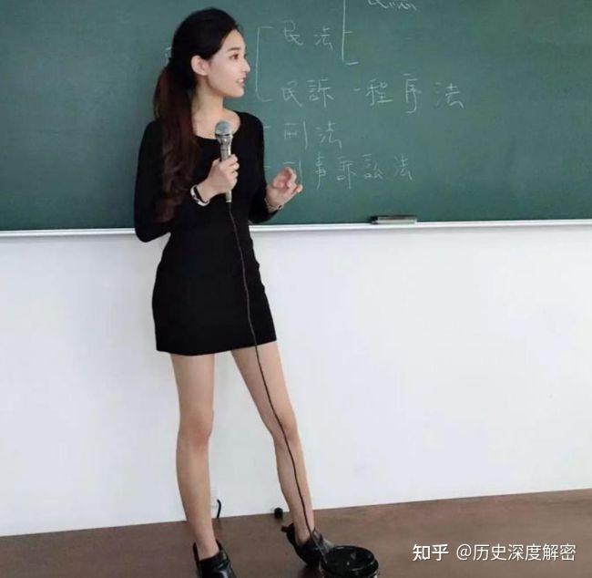 大多数公司里有其自己的服装,就算没有的也不能女的随便穿过于个