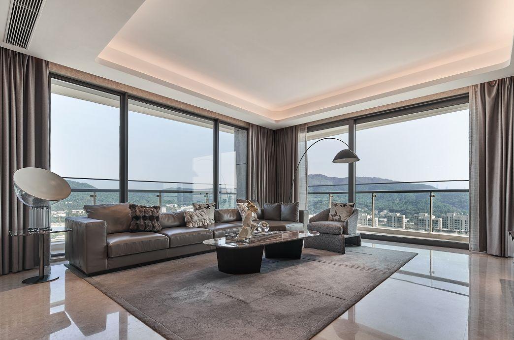 整个客厅,可以说是霸气侧漏,270°全景落地玻璃窗,让业主可以享受最