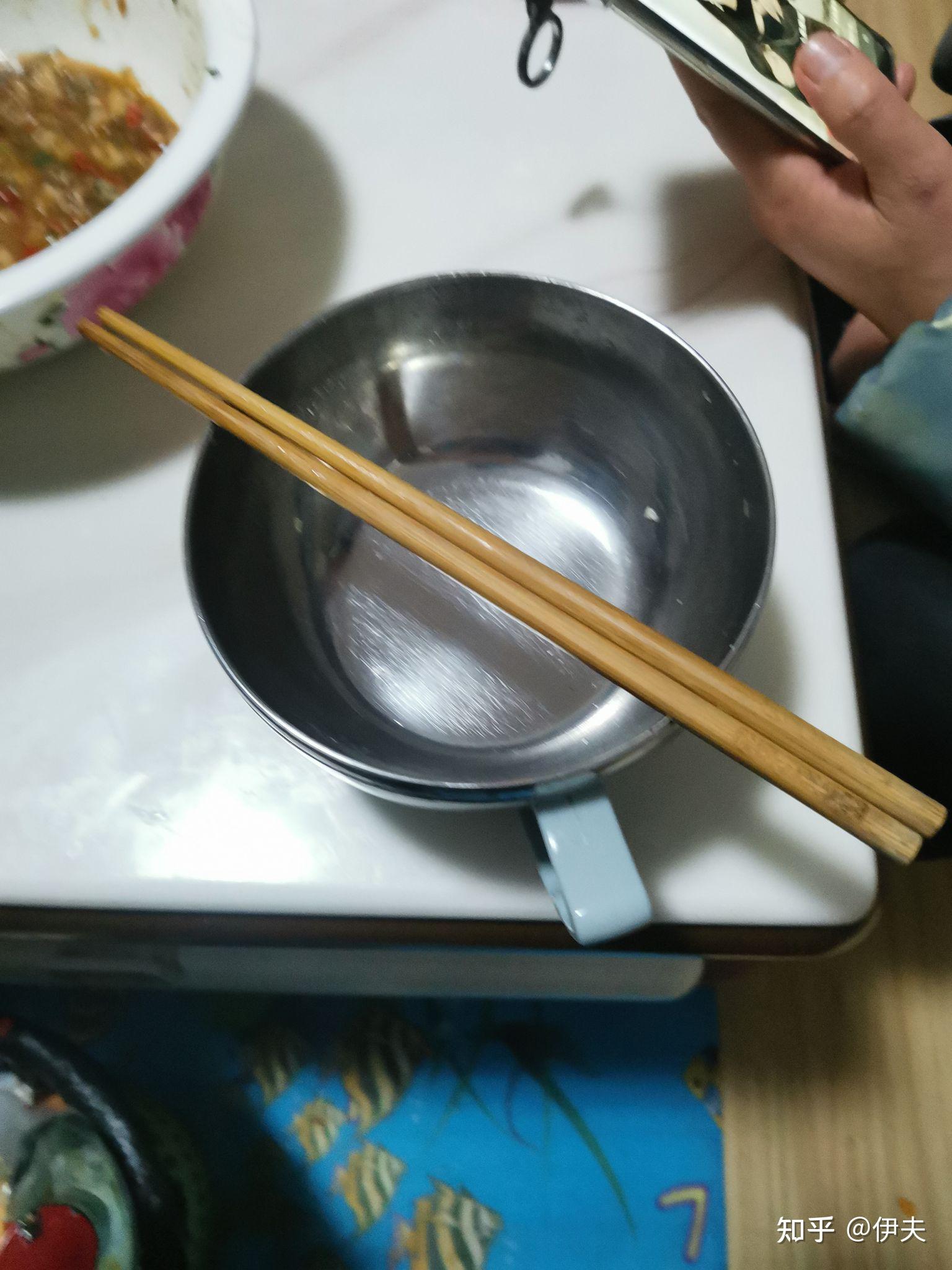 为什么日本人用餐时筷子是横着放的呢？_中国