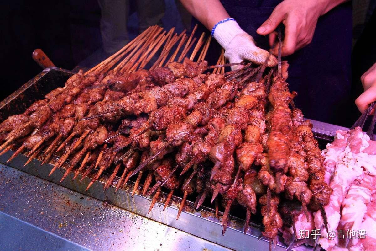 夜市烧烤怎么烤的羊肉串更加好吃