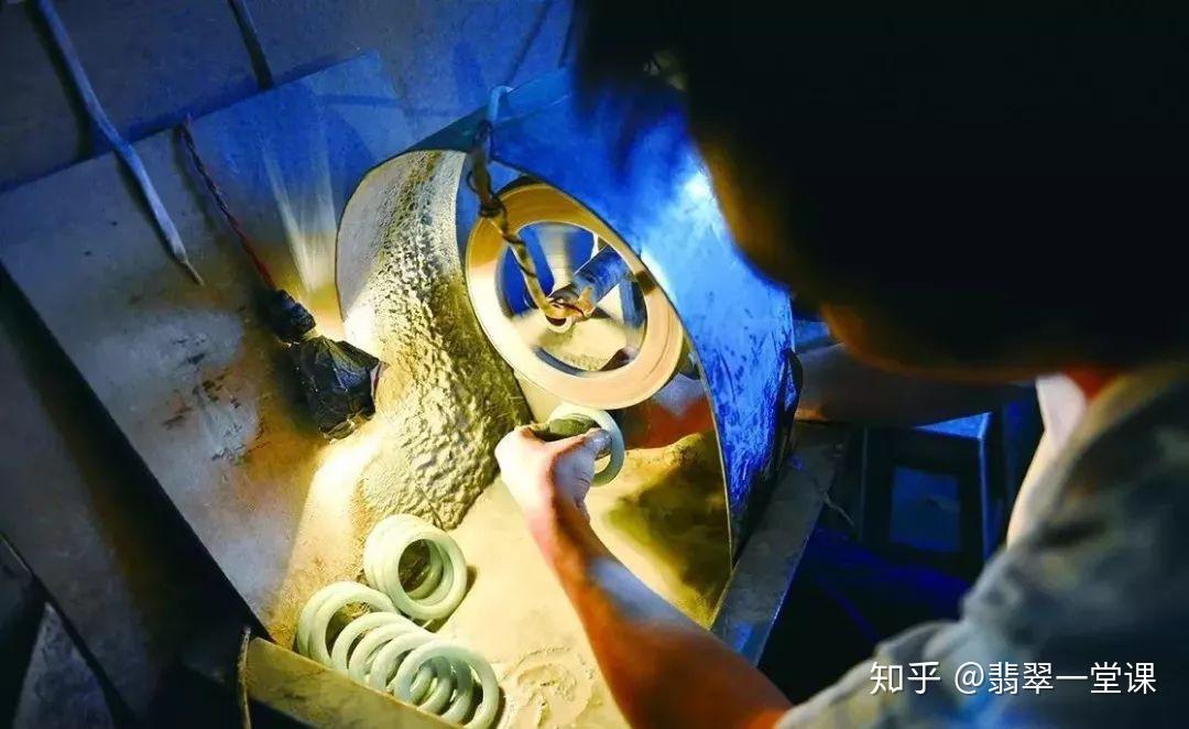 手镯粗胚完成后,进行简单调整后可以正式进行精细加工,即打磨抛光.
