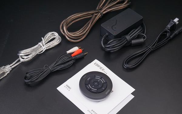 除漫步者s880音箱本体之外,包装中还配有usb type-a线材,莲花口线材