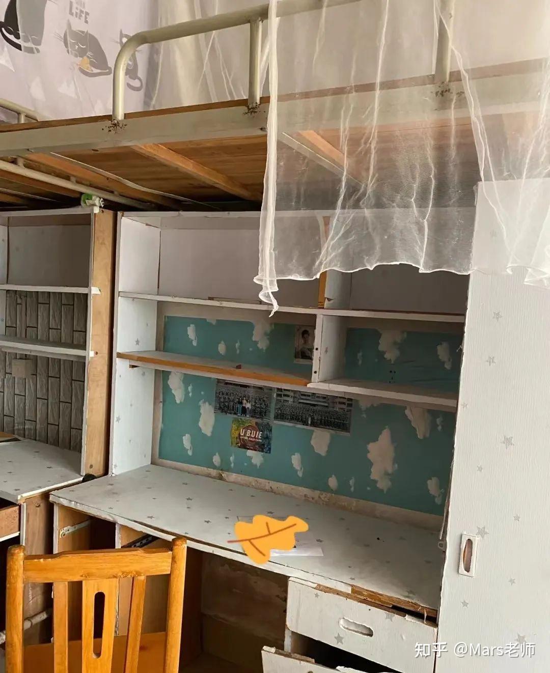 上下铺,无独立书柜,只有每个人半张桌子……河北工业大学部分宿舍四