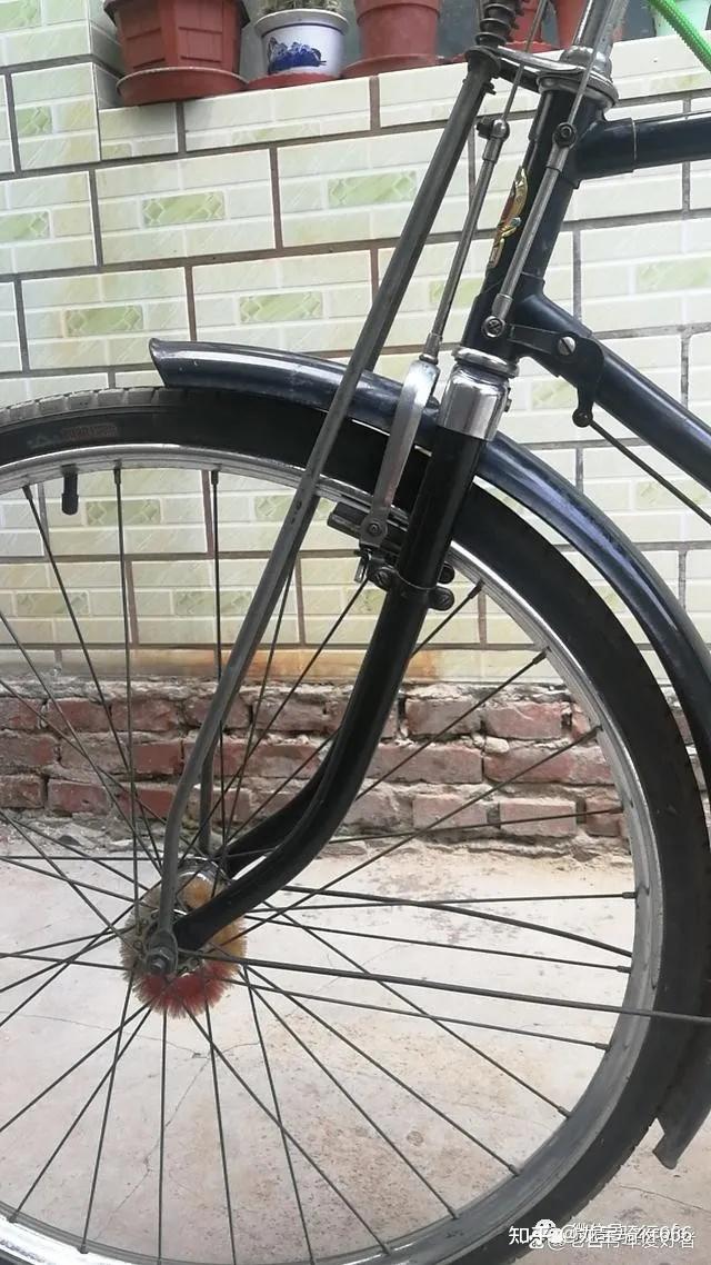 另外,前又对于行车时的平衡,减震也起着极重要的作用.前叉和保险