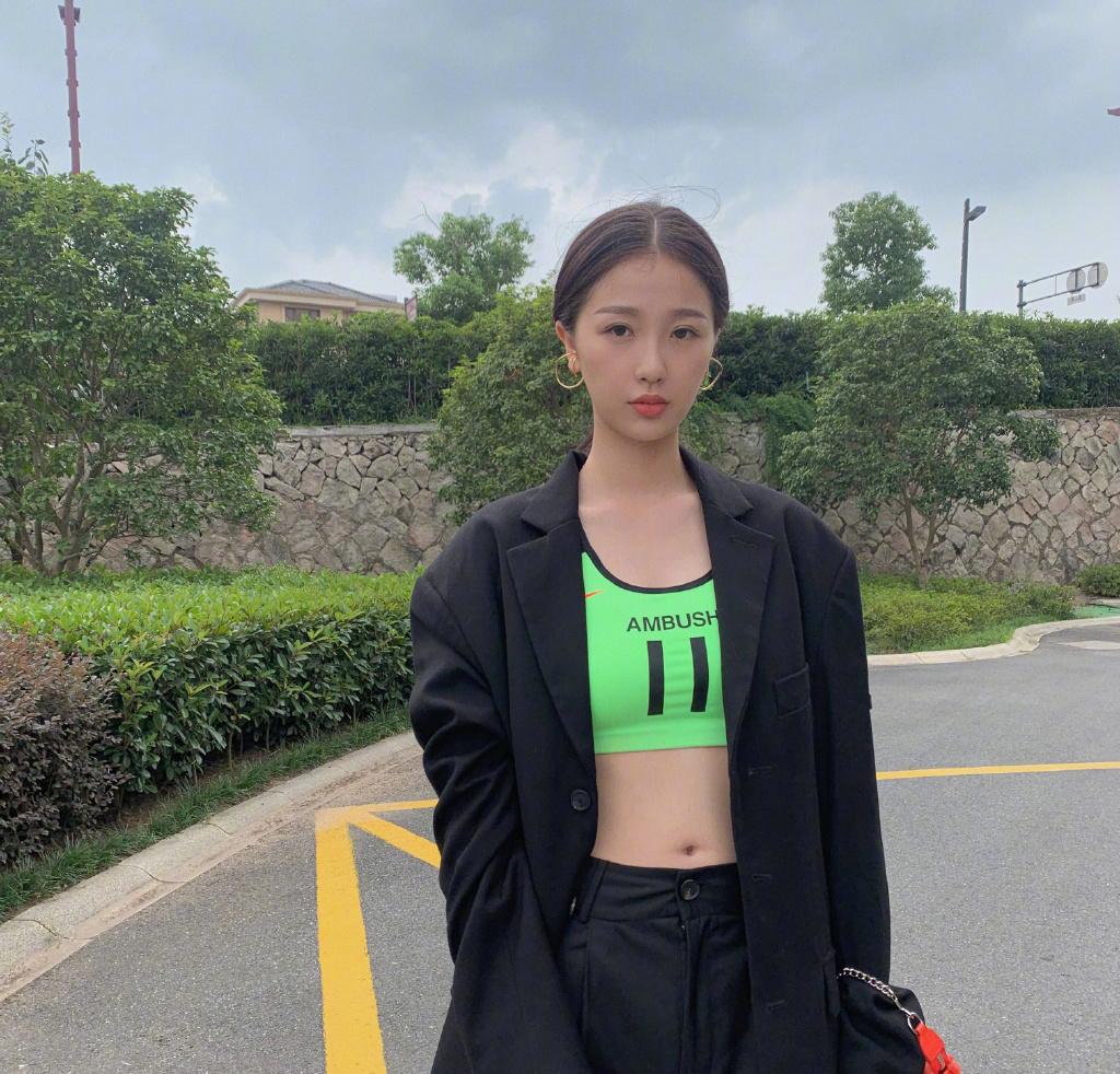 虞书欣剪短发后气场全开穿金色衬衫配皮质超短裤霸气得像女王