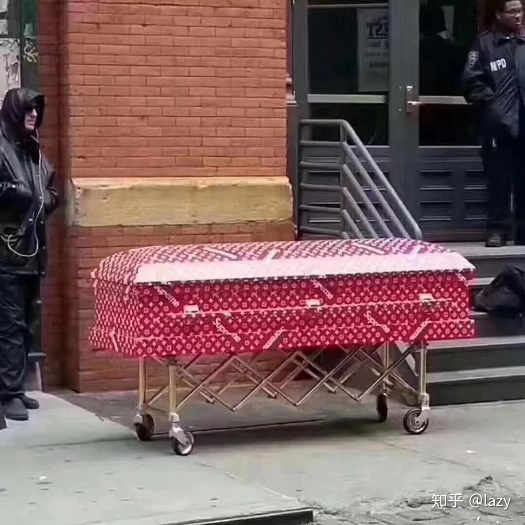 传说中的prada裹尸袋香奈儿断头台欧尼看了lv棺材,prada 裹尸袋