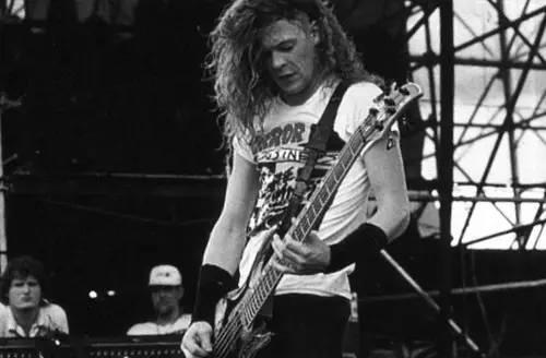 杰森·纽斯塔德(jason newsted)我知道杰森一直都是metallica的头号
