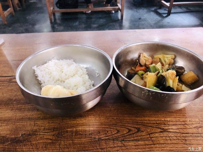 寺院斋饭从11点开始,12点结束.一路上,苍松劲柏,薄雪落长亭,暗香萦怀.