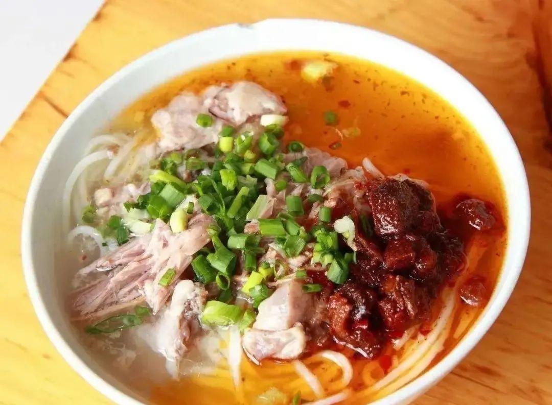 店铺推荐:越州一绝酸汤饵丝饵丝种类多样,有杂酱饵丝,清汤饵丝,三鲜