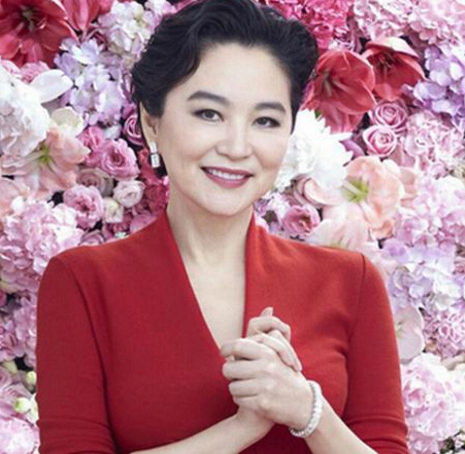 女人上了年纪脸上别太瘦看孟晚舟林青霞就知道富态大气还显贵