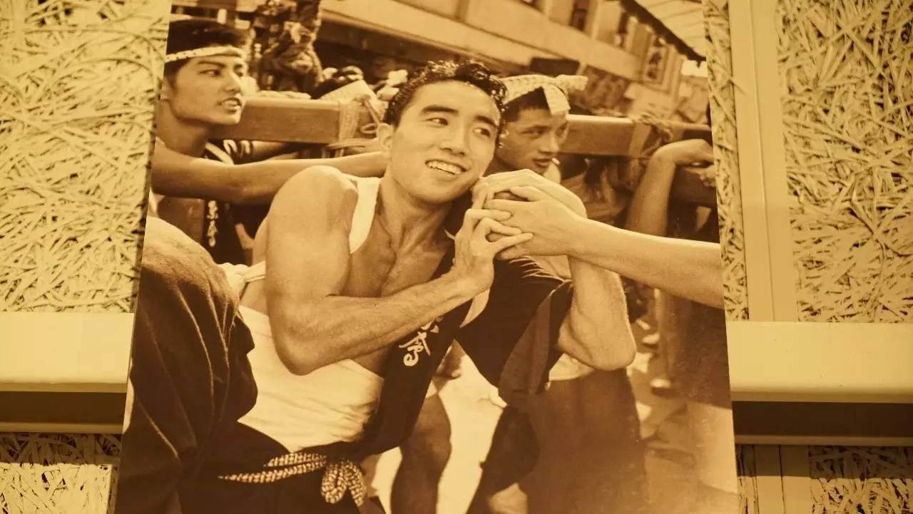 要时隔多年后才知道,新潮社拍到了三岛由纪夫身心骤变的一年:1月,他在