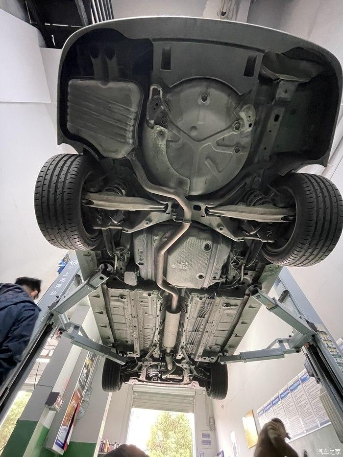 吃着外卖炒饭整备汽车的快感很多人理解不了总之,这台萨博93是一个很