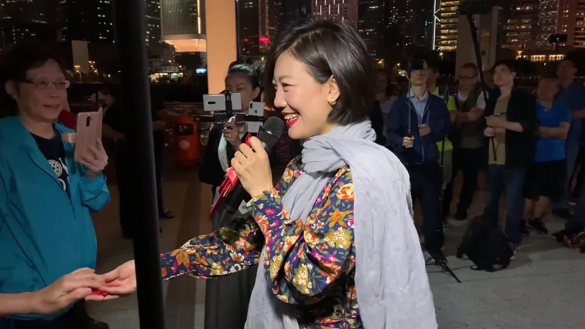 香港街头女歌手小龙女图片